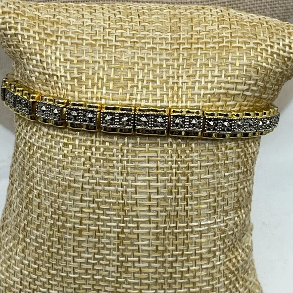 Vintage Gold Tone Bracelet with Intricate Detailing - Picture 13 of 16